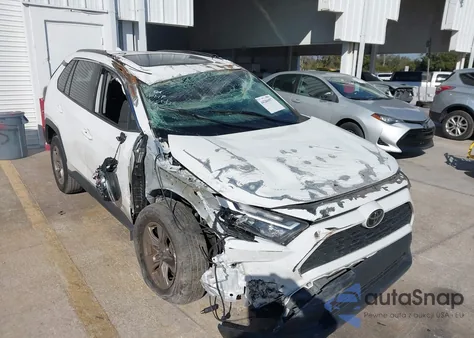 2022 Toyota Rav4 Xle z USA, uszkodzony, nr VIN 2T3W1RFV6NW226366